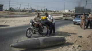 Wapalestina wa Gaza wanakagua kombora la Israil lisiloripuka
