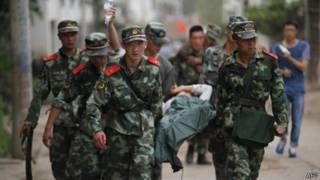 Equipos de rescate en China