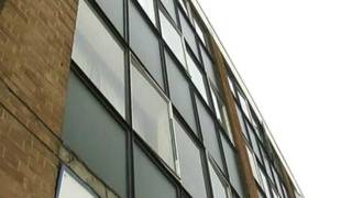 Imagem mostra edifício de onde bebê caiu na Inglaterra
