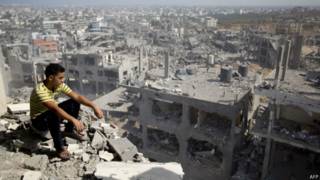 Menino vê destruição em Gaza (AFP)
