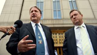 Los abogados de Rudy Kurniawan, Jerome H. Mooney (izquierda) y Vincent S. Verdiramo (derecha).