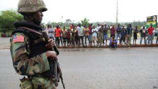 Militar cuida área infectada con Ébola en Liberia.