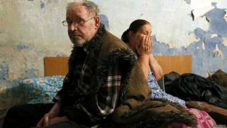Жители Донецка ищут укрытия от снарядов в подвалах и бомбоубежищах