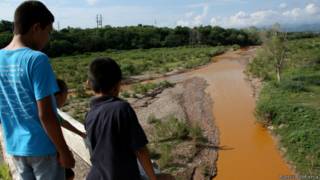 Mancha naranja en el Río Sonora
