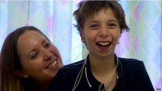 Kieran fica feliz ao ver suas novas orelhas / Crédito: BBC