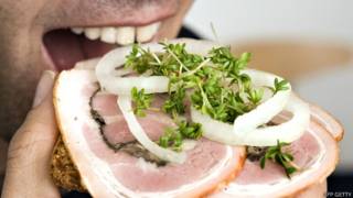 Rodajas de salchica rellena, una comida popular en Dinamarca