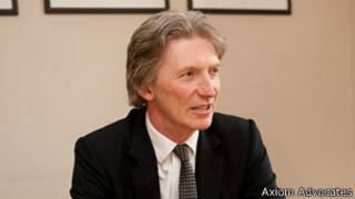 戴维森勋爵(Lord Neil Davidson)说,西方国家写涉藏报道的媒体记者往往是达赖喇嘛的“狂热追随者。”