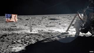 美国1969年成功登月标志着与苏联太空竞争的一大胜利