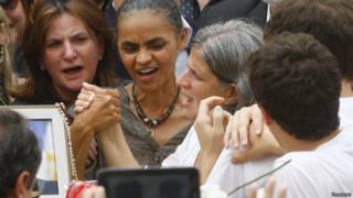 Marina Silva ao lado da mulher de Campos, Renata (Reuters)