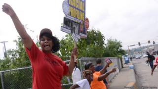 Manifestante en Ferguson, Misuri.