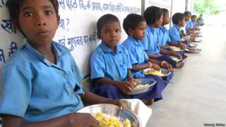 स्कूलों में दोपहर का भोजन