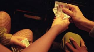 Một người đàn ông trả tiền cho một phụ nữ