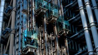 Ascensor en el exterior del edificio Lloyd’s, en Londres