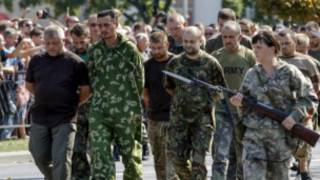 Wafungwa wakipitishwa barabara za Donetsk siku ya kuadhimisha uhuru wa Ukrainee
