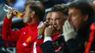 HLV Van Gaal (thứ hai, từ trái)