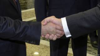 Рукопожатие Владимира Путина и Петра Порошенко в Минске 26 августа 2014 г.