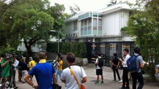 媒體記者在黎智英居所外守候(香港電台圖片28/8/2014)