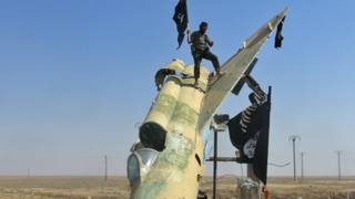 Джихадисты на захваченной сирийской авиабазе
