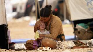 Mujer y niña sirias refugiadas.