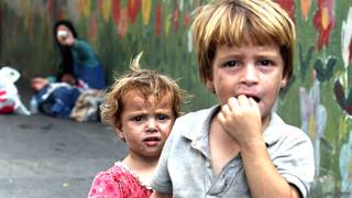 Niños refugiados sirios mendigando en las calles de Beirut