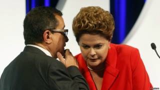 Dilma ouve conselhos de assessor no debate / Crédito: Reuters