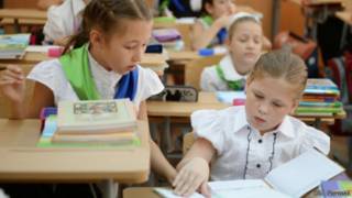 Школьницы за партой