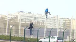 Des migrants essaient de pénétrer dans le port de Calais.