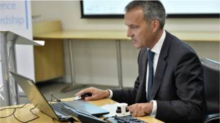 Homem usa tecnologia da Barclays