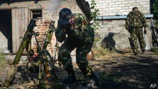 Пророссийские повстанцы стреляют из миномета в Донецке 3 сентября