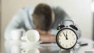 Ejecutivo que se queda dormido sobre el escritorio, trabajando tarde