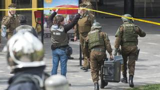 Agentes de seguridad chilenos trabajan cerca de la estación de metro donde explotó una bomba en septiembre.