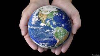 Un globo terráqueo en unas manos