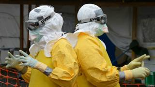 Médicos em contato com pacientes com ebola (Getty)
