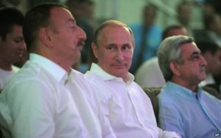 Putin (centro) con el presidente de Azebayan, Ilham Aliyev, (izquierda) y el armenio Serge Sarkisian en Sochi.