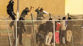 Migrantes intentan cruzar