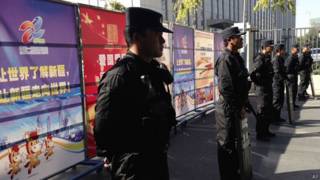 新疆乌鲁木齐中级法院门外大批警员持防暴装备封锁马路(17/9/2014)