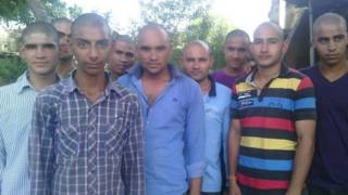 Moradores de Dakachya raspam cabeça por macaco | Foto: BBC