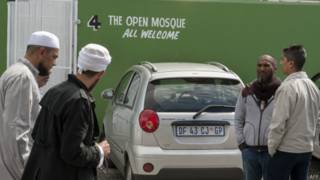 Homens passam pela entrada da Mesquita Aberta em Cidade do Cabo | Foto: AFP