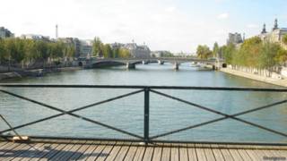 Pont des Arts, em Paris, com novo painel de vidro | Foto: Divulgação