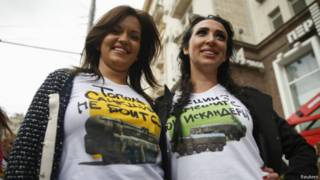 Ativistas usam camisetas pró-Krenmlin (foto: Reuters)
