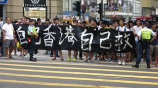 學聯遊行隊伍在中環某路口等候橫過馬路(BBC中文網記者葉靖斯攝24/9/2014)