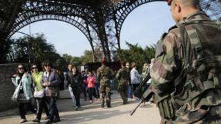 Militar francês patrulha torre Eiffel (foto: AP)
