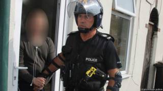 警察帶走嫌疑人