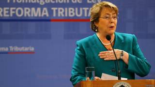 Michelle Bachelet promulga la reforma tributaria en Chile