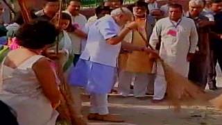 नरेंद्र मोदी वाल्मीकि कॉलोनी में झाड़ू लगाते हुए हुए