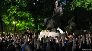 "народные гуляния" у памятника Абаю Кунанбаеву в 2012 году