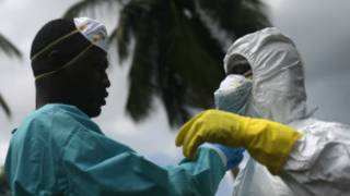 Wabeba maiti wajitayarisha Monrovia kabla ya kwenda kumzika mama aliyekufa kutokana na Ebola