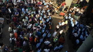 香港金鐘道上警方拉起人鏈分隔「反佔中」遊行人士與「佔領中環」參與者(BBC中文網圖片13/10/2014)