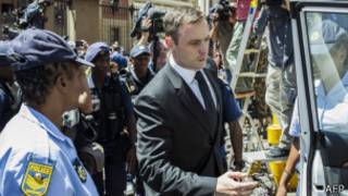 Ababyeyi ba Reeva Steenkamp bavuze ko bishimiye igihano cyahawe Pistorius.