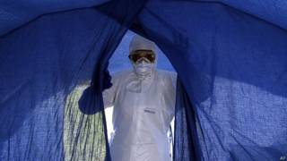 La enfermera Dalila Martínez, quien entrena al equipo médico cubano que viajará a Sierra Leona a combatir el ébola, durante una práctica en La Habana.